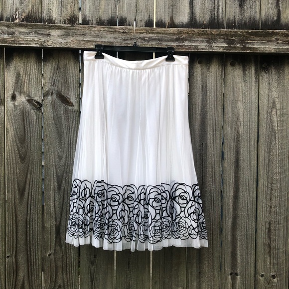 Oscar de la Renta Dresses & Skirts - Oscar by Oscar de la Renta Floral Embroidered Mesh Midi Skirt Size 8 White Black